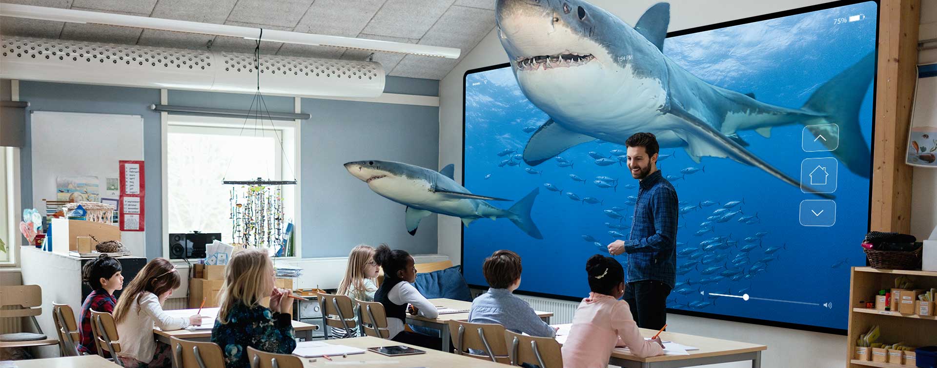 Klassenraum mit Haien, Schülern und einem Lehrer