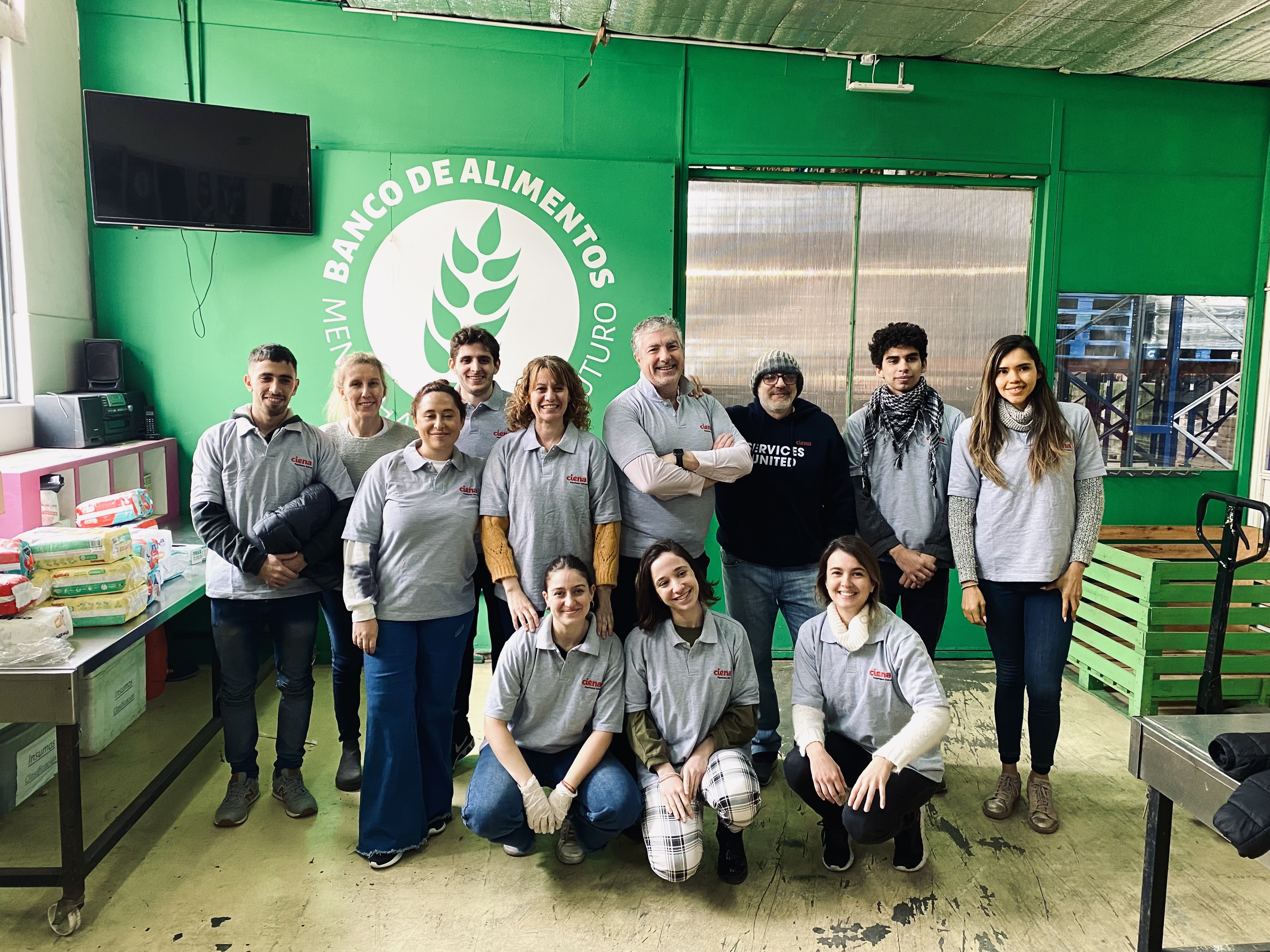 Group of Ciena employees volunteering