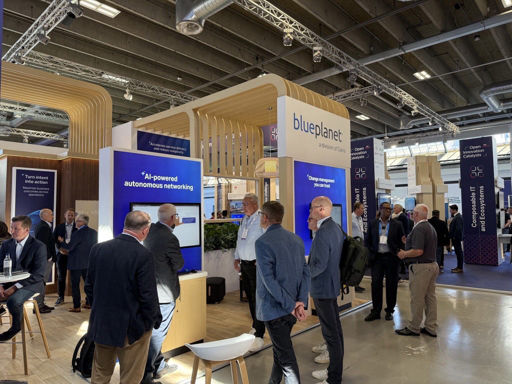 mosaic_DTW3 Attendees engage with demonstrations and discuss solutions at the Blue Planet exhibition booth featuring AI-powered autonomous networking displays.