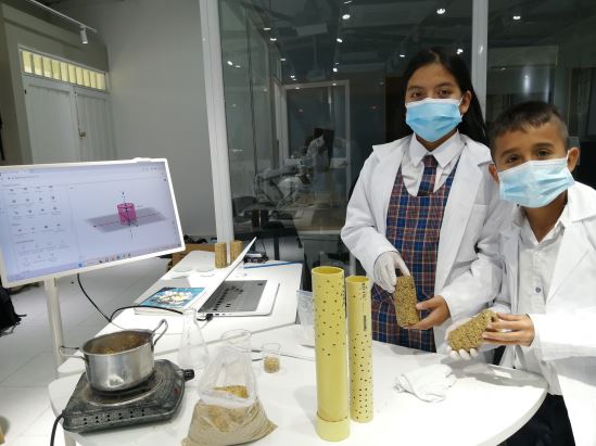 Students working in a lab