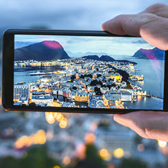 Man+taking+picture+of+city+with+cell+phone