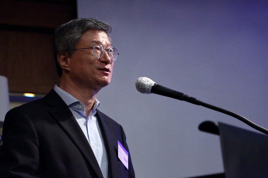 Kim In-seong giving a speech